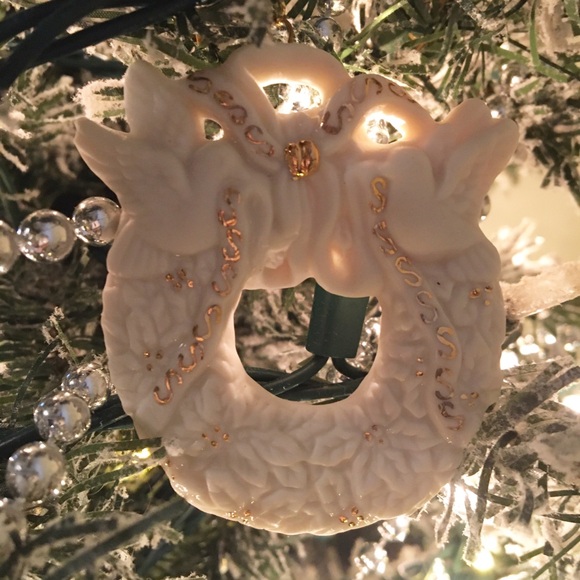 unbranded Other - Elegant Cream Holiday Ornament